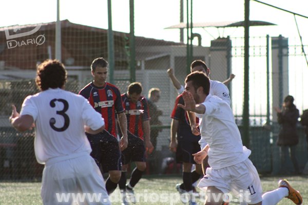Filippo Atzeni esulta  dopo il gol
